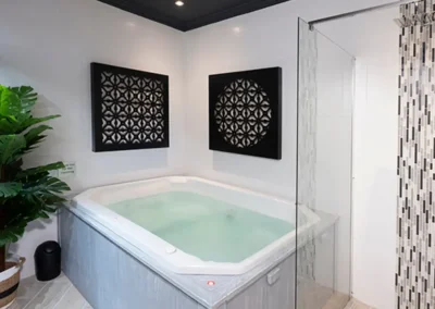 la vita spa jacuzzi room